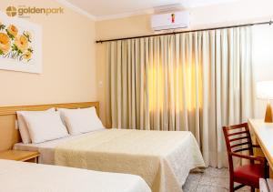 Hotel Golden Park Uberaba tesisinde bir odada yatak veya yataklar