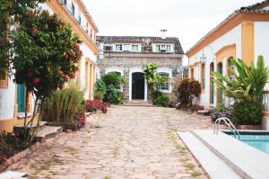 una calle adoquinada frente a una casa en Pousada Richard Rothe en Tiradentes
