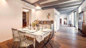 una sala da pranzo con tavolo e alcune sedie di PODERE DELLE SORGENTI 4&2, Emma Villas a Orvieto