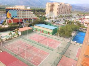 Tenis alebo squash v ubytovaní ACV- Bahia Park-1ª Linea Planta 2 Sur alebo jeho okolí