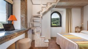 PODERE TORRE DELLE SORGENTI 4, Emma Villas في أورفييتو: غرفة نوم بها سرير وجهاز كمبيوتر محمول على المنضدة +34 صورة