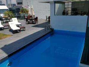 uma piscina azul em frente a um edifício em Hotel Royal Reforma em Cidade do México
