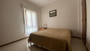a bedroom with a bed and a window at 3 ambientes - Departamento reciclado a nuevo a 250m del mar in Miramar