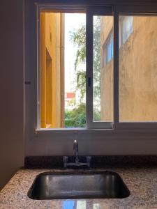 a sink in a room with a window at 3 ambientes - Departamento reciclado a nuevo a 250m del mar in Miramar