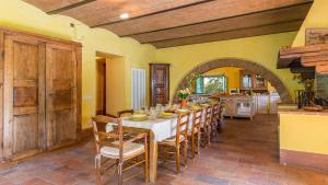 a dining room with a table and a kitchen at SAN FRANCESCO 12, Emma Villas in Sarteano