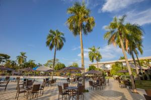 Um restaurante ou outro lugar para comer em Grand Carimã Resort & Convention Center