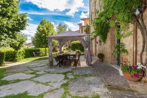 Vonkajšia záhrada v ubytovaní VILLA ANGELINI 14&7, Emma Villas