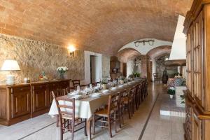 Reštaurácia alebo iné gastronomické zariadenie v ubytovaní VILLA ANGELINI 14&7, Emma Villas