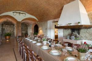 Reštaurácia alebo iné gastronomické zariadenie v ubytovaní VILLA ANGELINI 14&7, Emma Villas