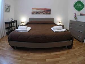 パレルモにあるLa Casettaのベッドルーム1室(ベッド1台、タオル2枚付)