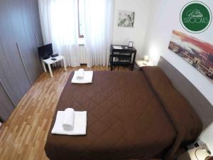 1 dormitorio con 1 cama y sala de estar en La Casetta, en Palermo