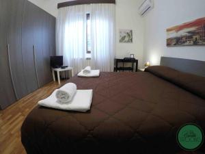 A bed or beds in a room at La Casetta