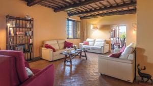 salon z kanapami i stołem w obiekcie VILLA IL FORAMASSO 10&2, Emma Villas w mieście Lucciana