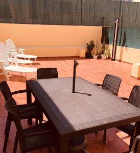 uma mesa numa sala com cadeiras à volta em Apartamento La real 3 em San Nicolás