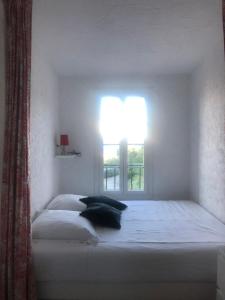 sypialnia z 2 łóżkami i oknem w obiekcie Sainte Maxime Vue féerique piscine chauffée w miejscowości Sainte-Maxime
