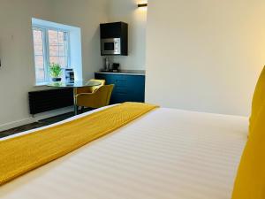 Postel nebo postele na pokoji v ubytování Crows Hotel