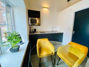 Kuchyň nebo kuchyňský kout v ubytování Crows Hotel + 30 fotografií