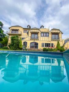 una casa grande con piscina frente a ella en Letaba Cottages, en Johannesburgo