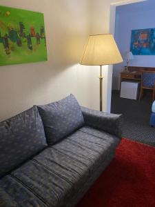 a living room with a couch and a lamp at Cafe Moselterrasse in Klotten