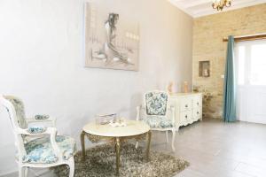 a living room with two chairs and a table at Les Pérelles in Saint-Vigor-le-Grand
