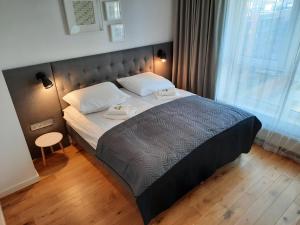 um quarto com uma cama grande com duas toalhas em Bastion Apartment Gdansk City Center em Gdansk