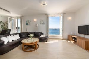 A seating area at Design Apartment Bellevue