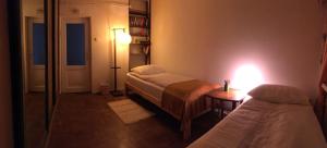 Ένα ή περισσότερα κρεβάτια σε δωμάτιο στο Topolowa 16- apartament w stylu PRL