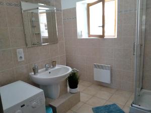 a bathroom with a sink and a shower at Le Chardon 2 in Baudinard