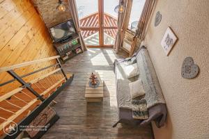 een woonkamer met een trap bij Résidence Les hauts de Val Cenis in Lanslevillard