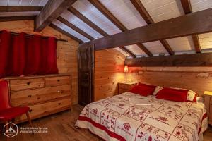 - une chambre avec un lit et un rideau rouge dans l'établissement Résidence Les hauts de Val Cenis, à Lanslevillard