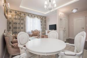 - une salle à manger blanche avec une table et des chaises blanches dans l'établissement WM Centrum Glamour z parkingiem, à Białystok