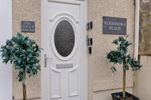 een witte deur met een rond raam en een krans bij Alexandra Lodge in Swansea