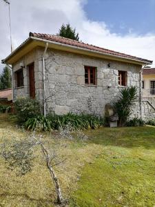 a small stone house in a yard at Quinta Do Fijo in Arcos de Valdevez