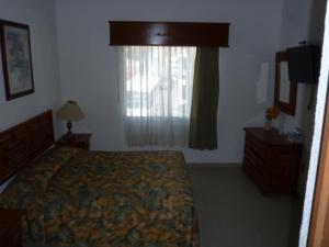 En eller flere senger på et rom på Hotel Bajo el Volcan