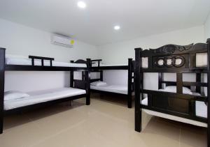 Playa Norte Hotel في كارتاهينا دي اندياس: مجموعة من الأسرّة ذات الطابقين في الغرفة