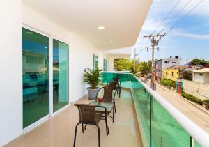 Playa Norte Hotel في كارتاهينا دي اندياس: بلكونه مع كراسي ومسبح مع اطلاله +41 صورة