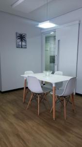 una mesa blanca y sillas en una habitación vacía en Flat Espinheiro Prime, en Recife
