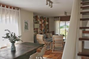 ein Wohnzimmer mit einem Tisch, Stühlen und einem Sofa in der Unterkunft Casa da Glicia, una casa con piscina privada, para disfrutar y relajarse in Goyán