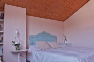 Postel nebo postele na pokoji v ubytování Casa da Glicia, una casa con piscina privada, para disfrutar y relajarse + 28 fotografií