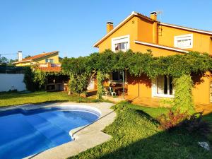 Bazén v ubytování Casa da Glicia, una casa con piscina privada, para disfrutar y relajarse nebo v jeho okolí