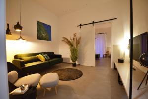 - un salon avec un canapé et une télévision dans l'établissement First Floor B&B, à Bari