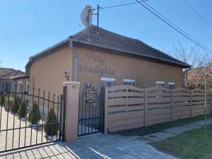 The building in which a vendégházakat is located