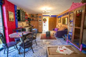a living room with colorful walls and a table and chairs at Majikal B&B - Diego Rivera in Cholula