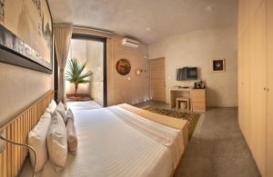 a bedroom with a large white bed in a room at Casa Carmen Reforma in Oaxaca City