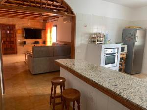 - une cuisine avec un comptoir et des tabourets dans une pièce dans l'établissement Casa Juani, à Las Palmas de Gran Canaria