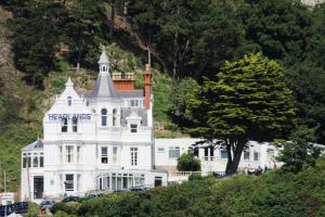 ein großes weißes Haus mit einem Schild drauf in der Unterkunft Headlands Hotel in Llandudno