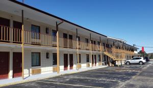 un estacionamiento vacío frente a un motel en Red Roof Inn Cullman, en Cullman