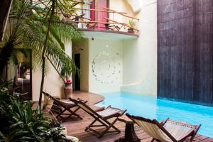 Hotel Kinbe في بلايا ديل كارمن: جلسة مجموعة كراسي بجانب المسبح