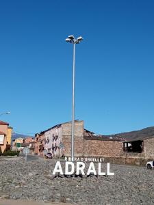 een straatlicht aan de kant van een weg bij Casa Rural Cal Xico in Adrall