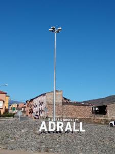 una luz de la calle a un lado de una carretera en Casa Rural Cal Xico, en Adrall